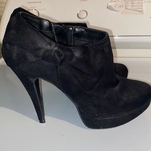 Cute black bongo heels